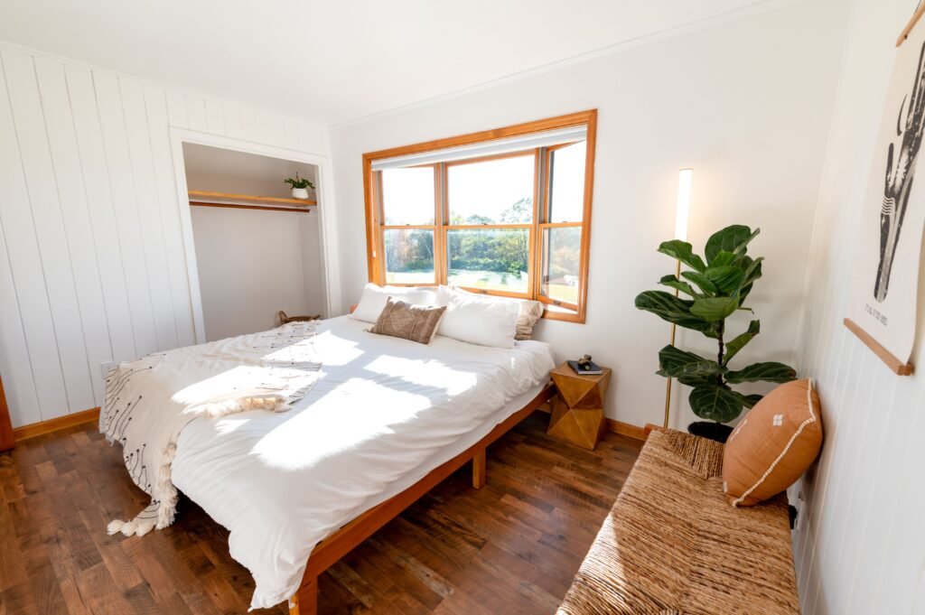 Dormitorio de un alquiler vacacional en Málaga preparado para Airbnb