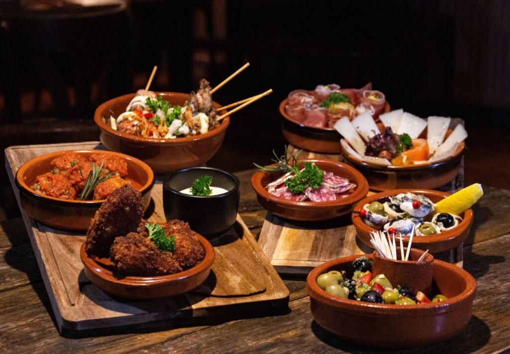 Mesa de tapas fotografiada para la carta y las redes sociales de un restaurante en Marbella