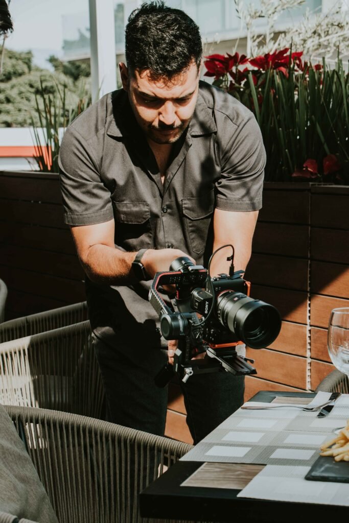 Videógrafo grabando contenido para Reels dentro de un restaurante
