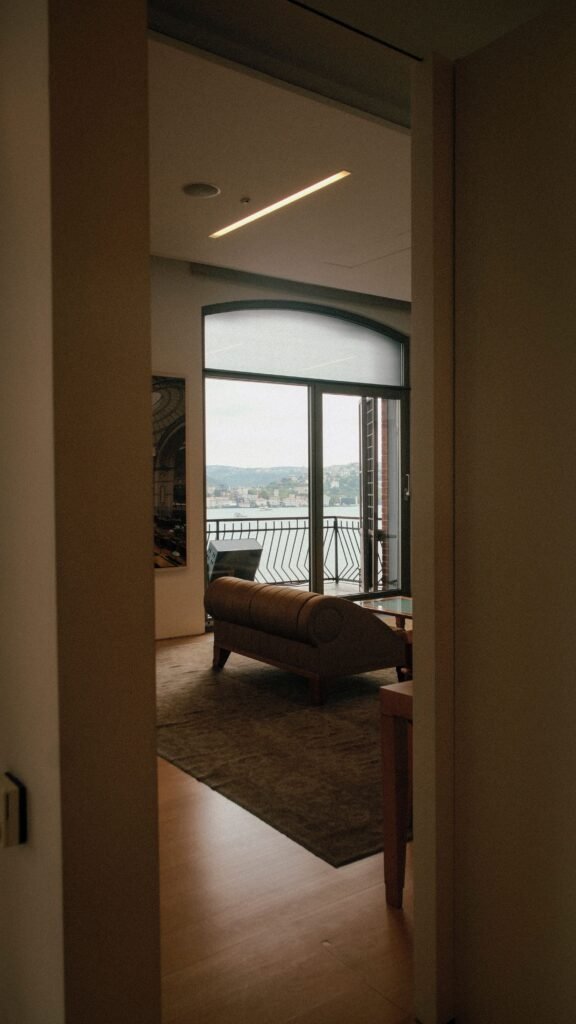 Salón moderno con balcón y vistas a la bahía, foto para un anuncio inmobiliario