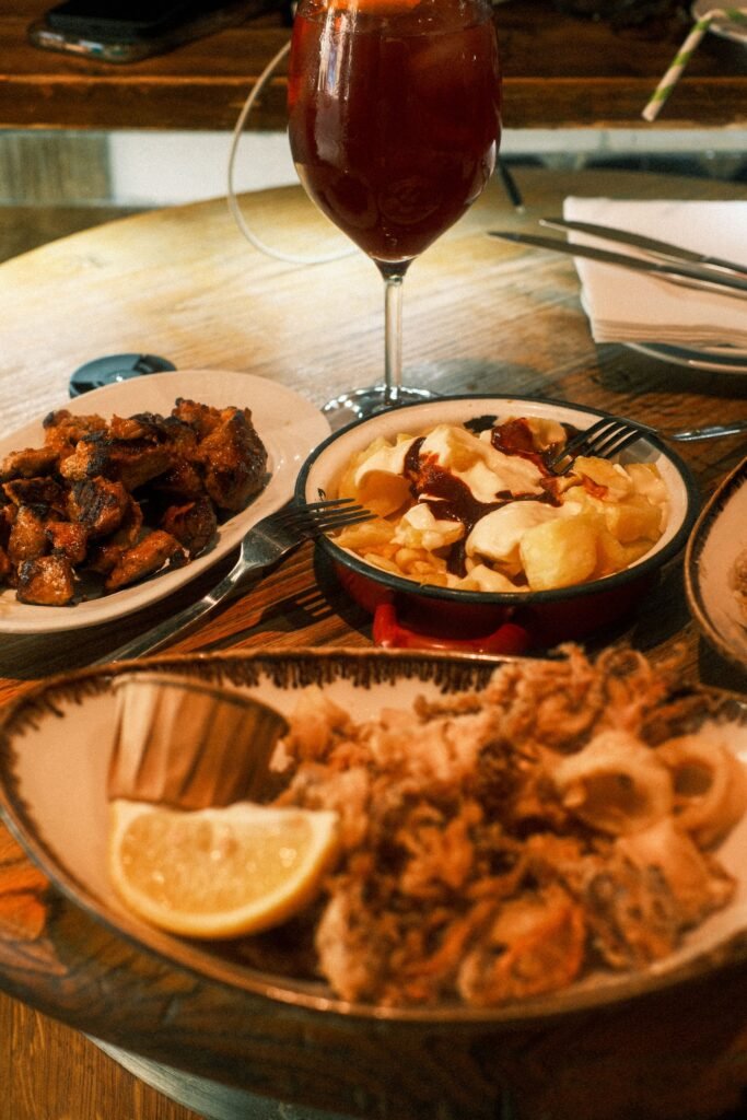 Tapas y sangría sobre la mesa, fotografía gastronómica para redes sociales