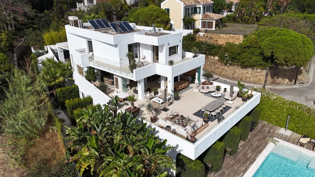 Vista aérea de una villa de lujo con piscina en Marbella