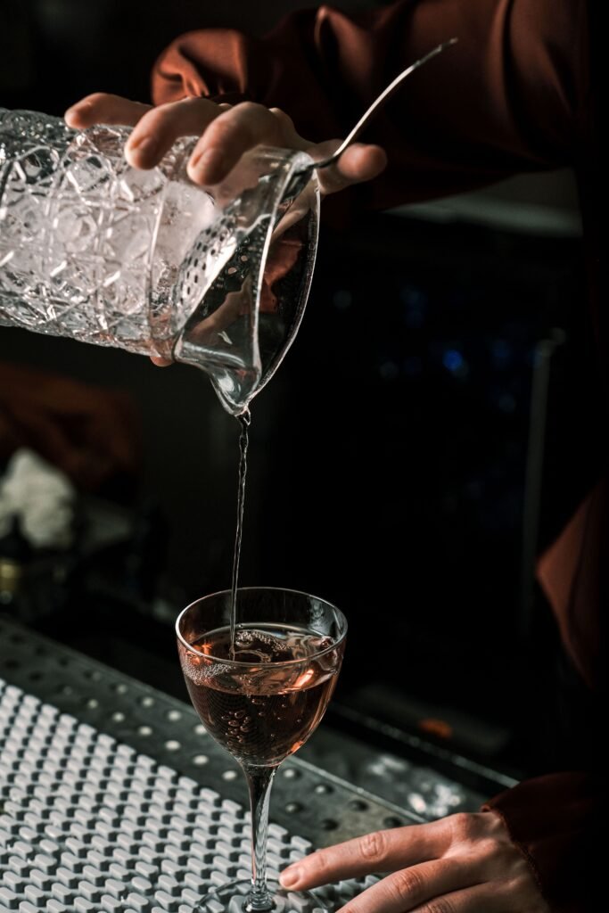 Fotografía de restaurantes Costa del Sol: bartender preparando un cóctel en la barra