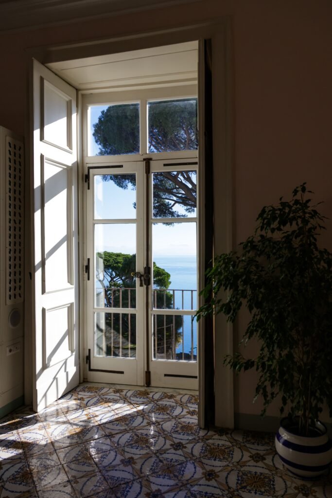 Salón luminoso de una villa con vistas al mar, vídeo inmobiliario en Estepona