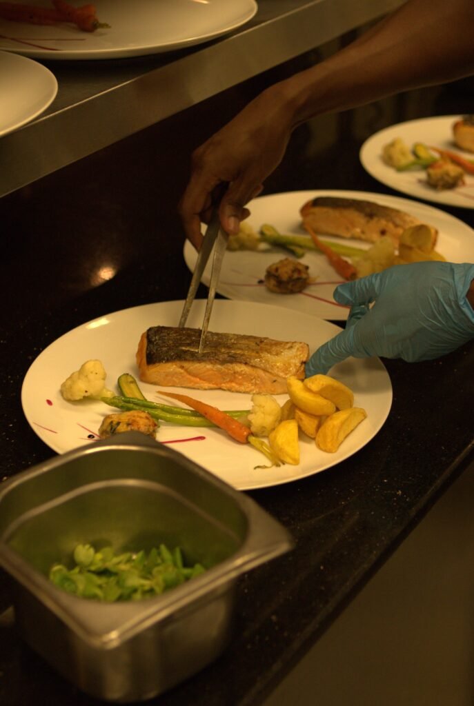 Chef emplatando un plato de temporada: foto y vídeo para restaurantes en la Costa del Sol