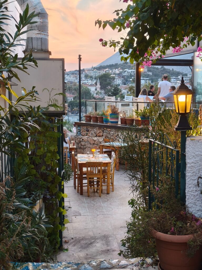 Terraza de restaurante al atardecer: agencia de marketing para restaurantes en la Costa del Sol